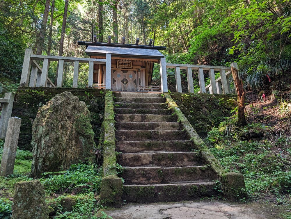 山の中の神社
