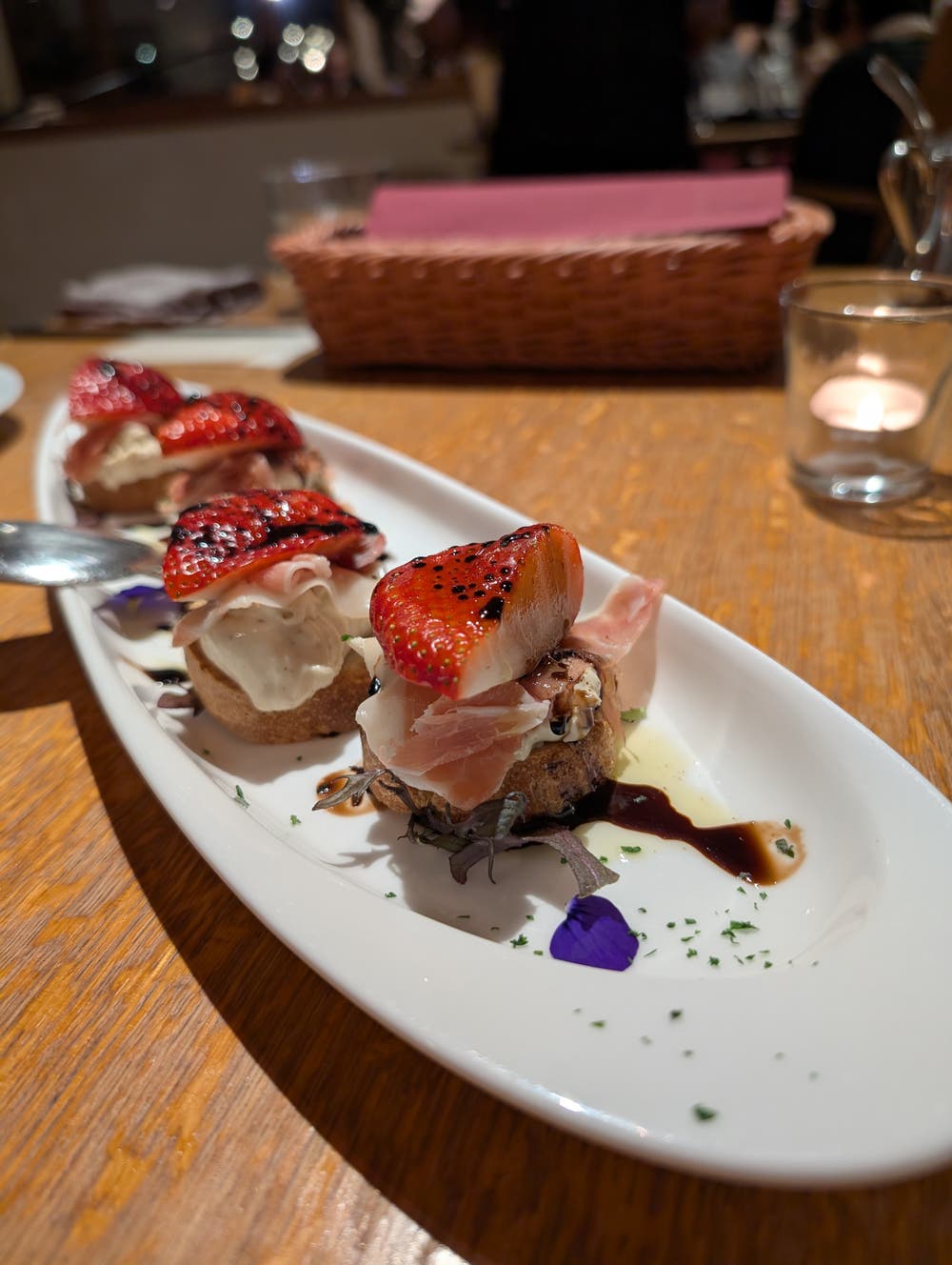 いちごとクリームチーズのブルスケッタ