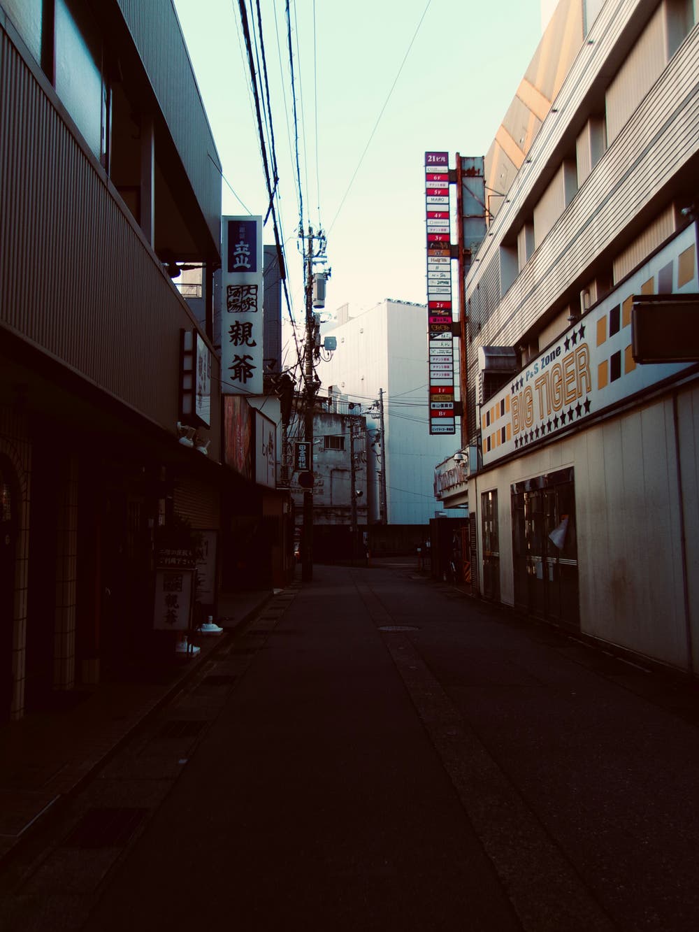 富山駅近くの路地裏